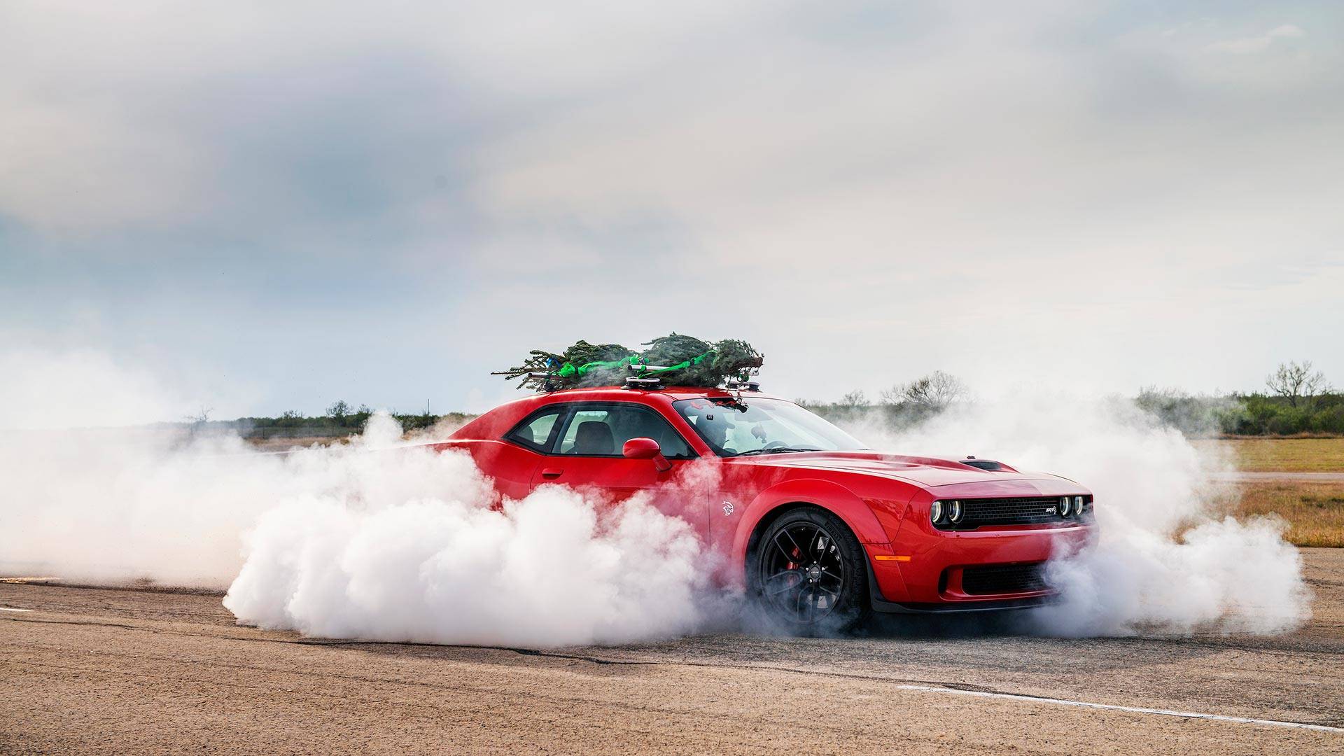 Burnout. Dodge Challenger Hellcat com árvore de Natal mais rápida do planeta